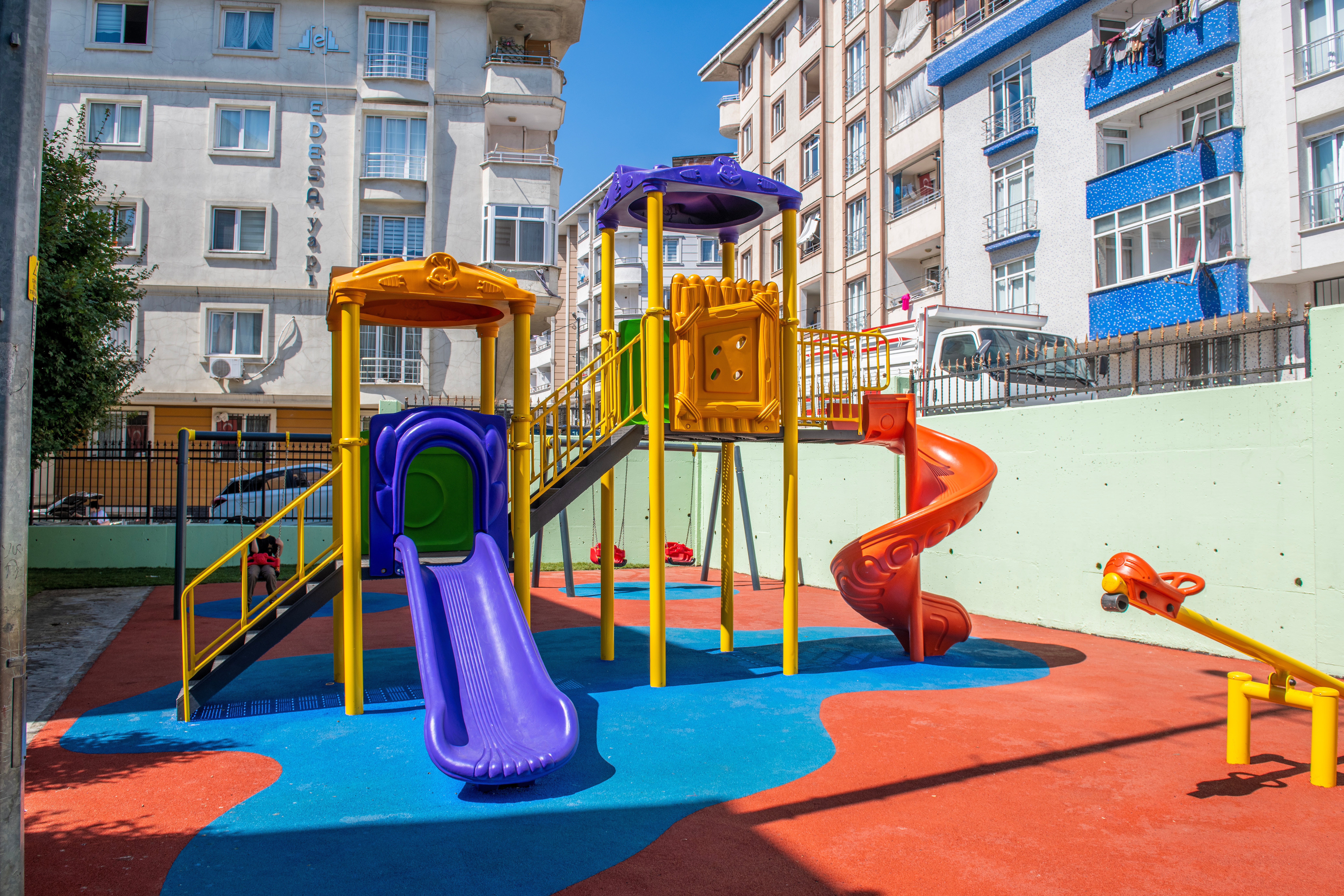 Esenyurt’ta Parklar Yenileniyor, Çocuklar Güvenle Oynuyor…