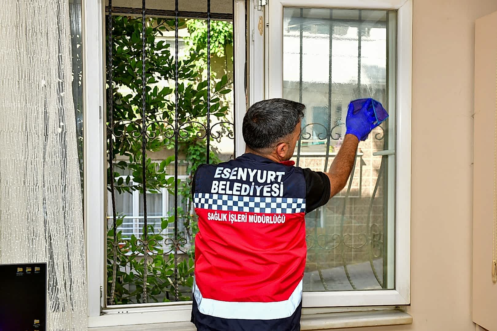 Esenyurt Belediyesi’nden Vatandaşların Yüzünü Güldüren Uygulama! Çalınmadık Kapı Bırakmayarak Köşe Bucak Temizliyorlar